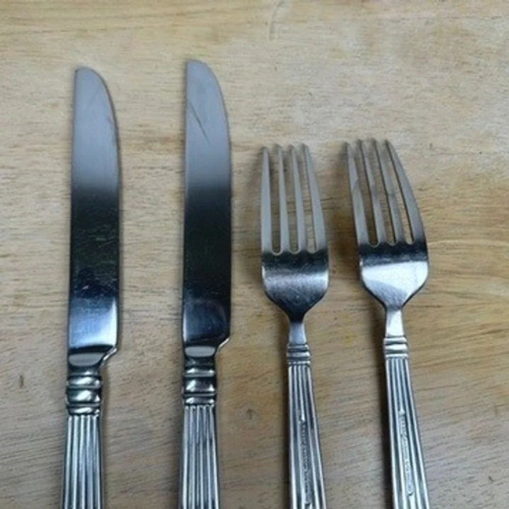 REED & BARTON CRESCENDO II Stainless 18/10 2 Dinner Forks & 2‎ Dinner Knives
